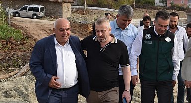 Başkan Aka, muhtarlarla görüşüp sorunları not ediyor