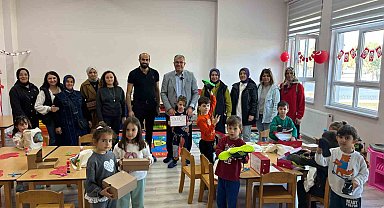 Başkan Elbi sözünü tuttu, Karabiga'daki tüm çocuklara ayakkabı hediye edildi