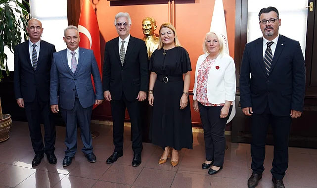 Başkan Hürriyet, Devlet Tiyatroları Genel Müdürü Tamer Karadağlı'yı ziyaret etti