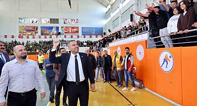 Başkan Toptaş, Cumhuriyet Spor Şöleni futsal finalini izledi