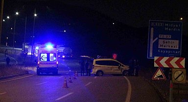 Batman'da aracın çarptığı aydınlatma direği devrildi