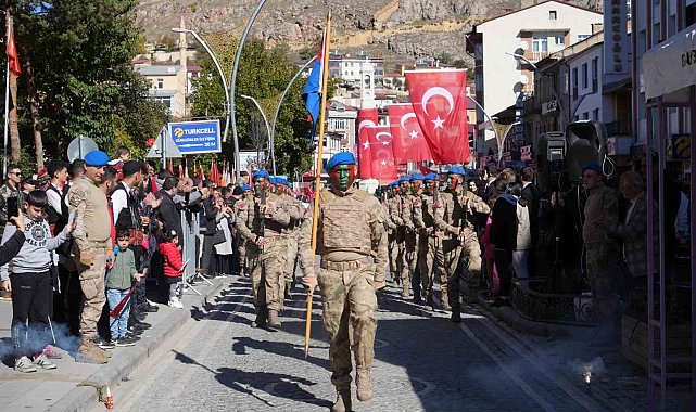 Bayburt'ta 29 Ekim Cumhuriyet Bayramı kutlamasına komandoların gösterisi damga vurdu