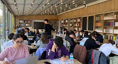 Bayraklı'nın kütüphanelerinde çalıştılar, üniversiteli oldular