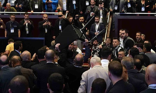 Beşiktaş kongresinde kavga çıktı, sandalyeler havada uçuştu