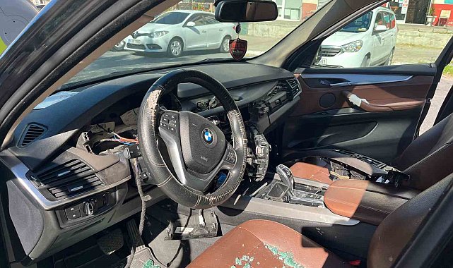 Beylikdüzü'nde maskeli hırsızlar otomobillerin camını kırıp hayalet ekran ve çanta çaldı