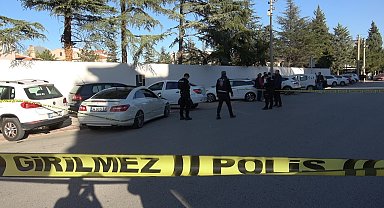 Bıçaklanmış halde otomobiliyle gitmek isteyen şahıs hayatını kaybetti