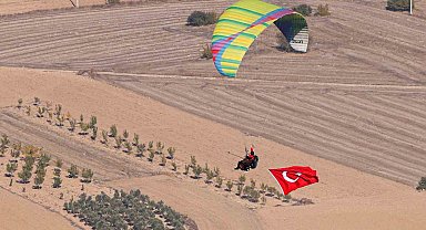 Bilecik'te 101 yamaç paraşütçüsünden 'Ata'ya Saygı Uçuşu'