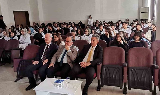 Bilecik'te öğrencilere süt ve kek ikramı yapıldı