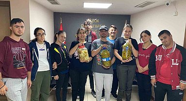 Bilecik'te özel bireyler ürettikleri malzemelerle turşu kurdular