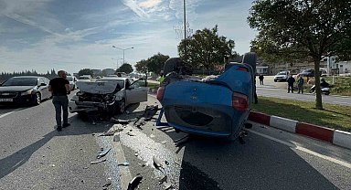 Bilecik'te traktörün arka römorkunun çarptığı araç takla atarken, 1 kişi yaralandı