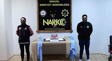 Bingöl'de kargo poşetinin içindeki perdeye zulalanmış vaziyette uyuşturucu ele geçirildi