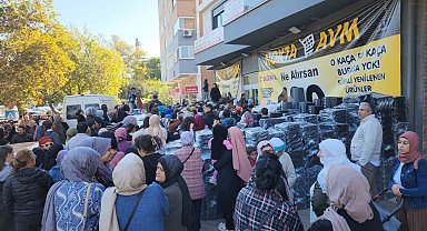 Bir züccaciye mağazasının "ne alırsan 100 lira" kampanyası uzun kuyruklara neden oldu