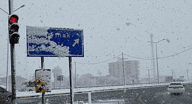 Bitlis'e mevsimin ilk karı yağdı