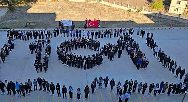 Bulanık'ta 101'ci yıla özel öğrencilerden koreografi