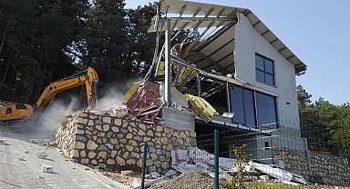 Bursa Osmangazi'de kaçak villa yıkıldı