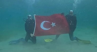 Bursa'da öğretmenler su altında Türk bayrağı açtı