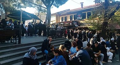 Bursa'da tahinli pide kuyruğu! Yemek için dakikalarca bekliyorlar