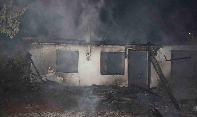 Çanakkale'de muhtara ait ev alevlere teslim oldu