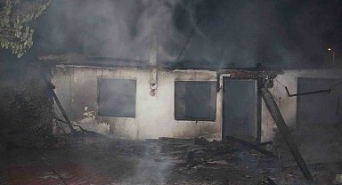 Çanakkale'de muhtara ait ev alevlere teslim oldu