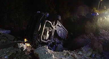 Çarpışan otomobiller kanala uçtu, 6 kişi hafif yaralandı