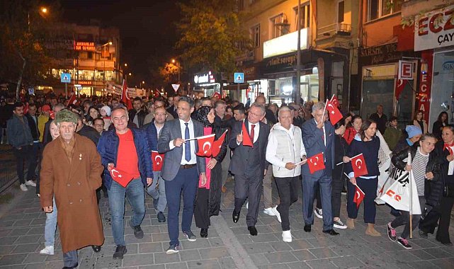 Çaycuma'da Cumhuriyet coşkusu fener alayı ile sürdü