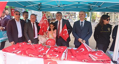 Çiftçi, Çayırovalılara Türk Bayrağı dağıttı