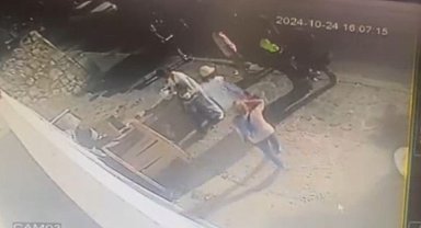 Çılgına dönen kadın, polisin motosikletini tekmeleyip devirdi