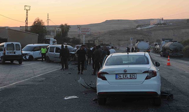 Cizre'de 4 aracın karıştığı zincirleme trafik kazasında 2 kişi yaralandı