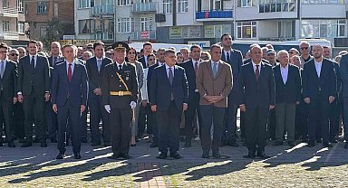 Cumhuriyet Bayramı çelenk sunma töreni