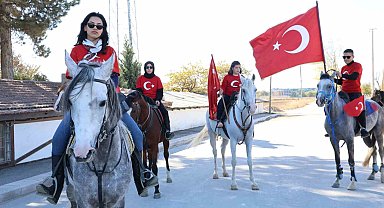 Cumhuriyet Bayramı'nı ata binerek kutladılar