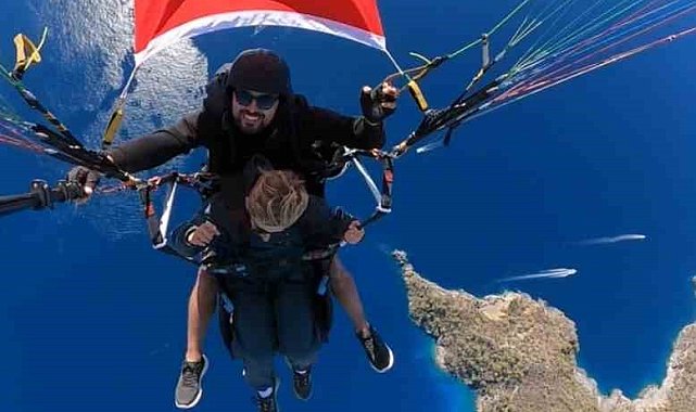 Cumhuriyet Bayramını gökyüzünde Türk bayrağı açarak kutladılar