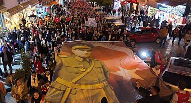 Cumhuriyet coşkusu sokaklara taştı: Fener alayı yürüyüşüne yoğun ilgi