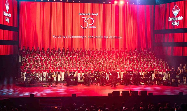 Cumhuriyet gençlerinden Cumhuriyet'in 101'inci yılına yakışır konser