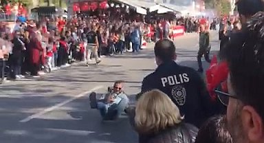 Cumhuriyet kutlamalarında kaza: Gösteri yapan motosikletli polis, 2 polise çarptı