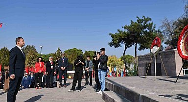 Cumhuriyet'in 101. yılında Atatürk Anıtı'na çelenk sunuldu