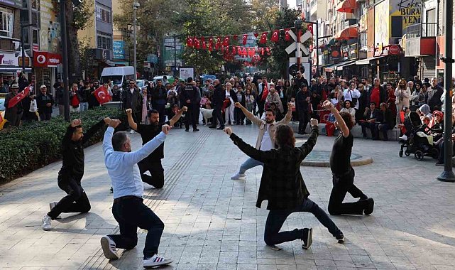 Cumhuriyet'in 101. yılını zeybekle kutladılar