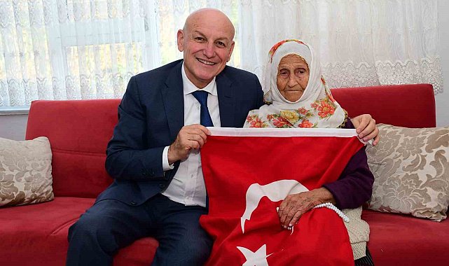 Cumhuriyet'in tarihine tanıklık eden yaşayan çınarlara Türk bayrağı hediyesi
