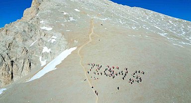 Cumhuriyetin 101. yılında Aladağlar'a çıkan 101 dağcı TUSAŞ yazdı