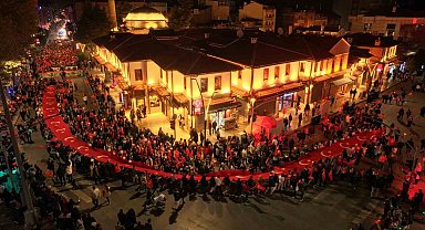 Cumhuriyetin 101'inci yılında binlerce vatandaş fener alayı coşkusu yaşadı