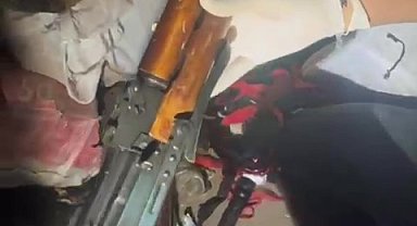 Çuvalların arasında uzun namlulu silah ele geçirildi