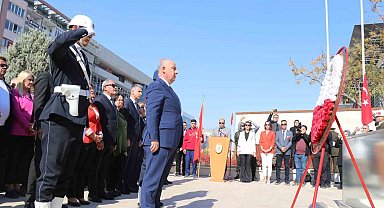 Denizli'de Cumhuriyet Bayramı kutlamaları çelenk töreniyle başladı