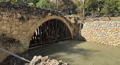 Depremin tahrip ettiği 300 yıllık tarihi köprü ayağa kaldırılıyor