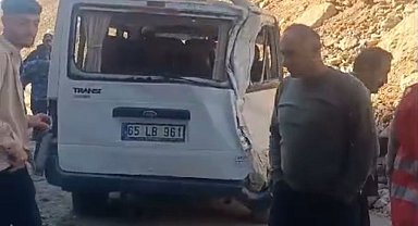 Dev kayalar minibüsün üzerine düştü