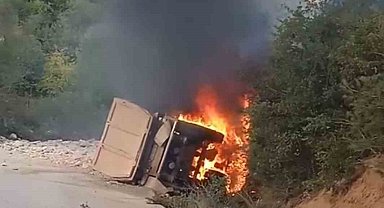Devrilen kamyon alev alev yandı