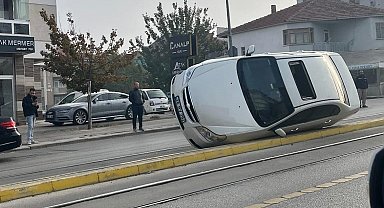 Devrilen otomobil tramvay seferlerini aksattı