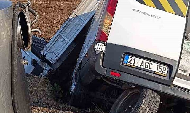 Diyarbakır'da 3 aracın karıştığı kazada 12'si öğretmen 14 yaralı