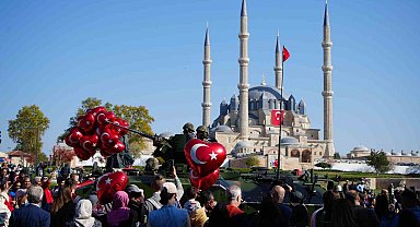 Edirne'de 101. yıl coşkusu kalabalık cadde ve sokaklara taştı