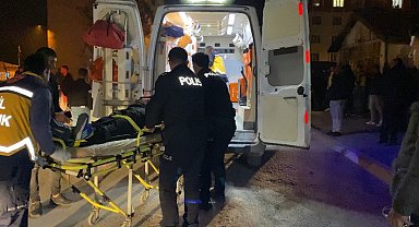 Edirne'de direğe çarpan aracın içinde sıkışan sürücü yaralandı
