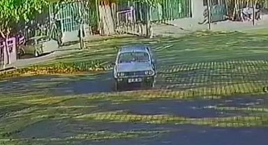 El freni çekilmeyen otomobil iş yerinin bahçesine uçtu... O onlar kamerada
