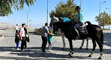 Elazığ'da Atlı Jandarma Timi'ne yoğun ilgi